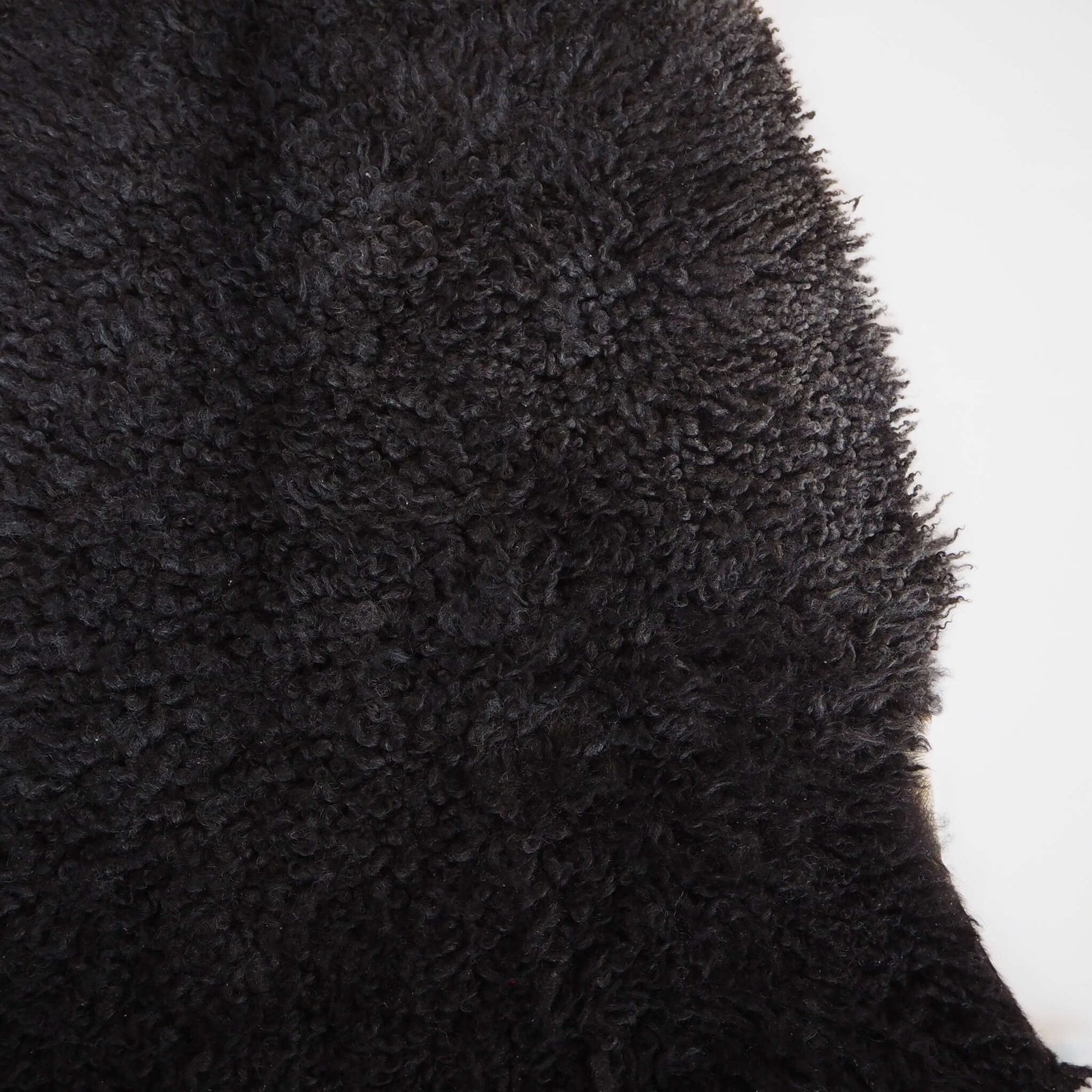 Mustaharmaa lampaantalja - Image 3